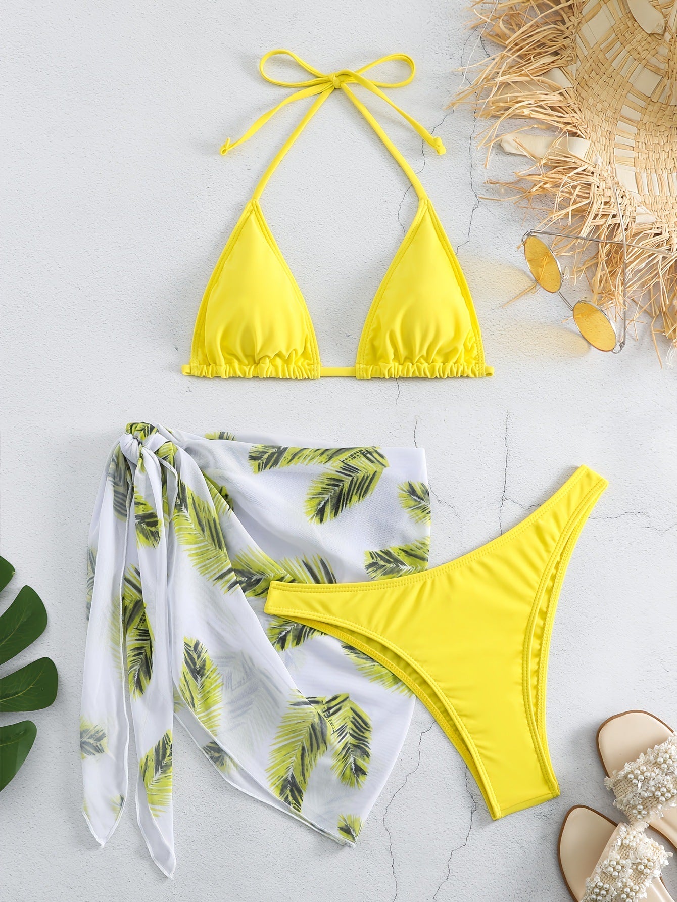 Seductive three-piece bikinis with printed gauze skirts